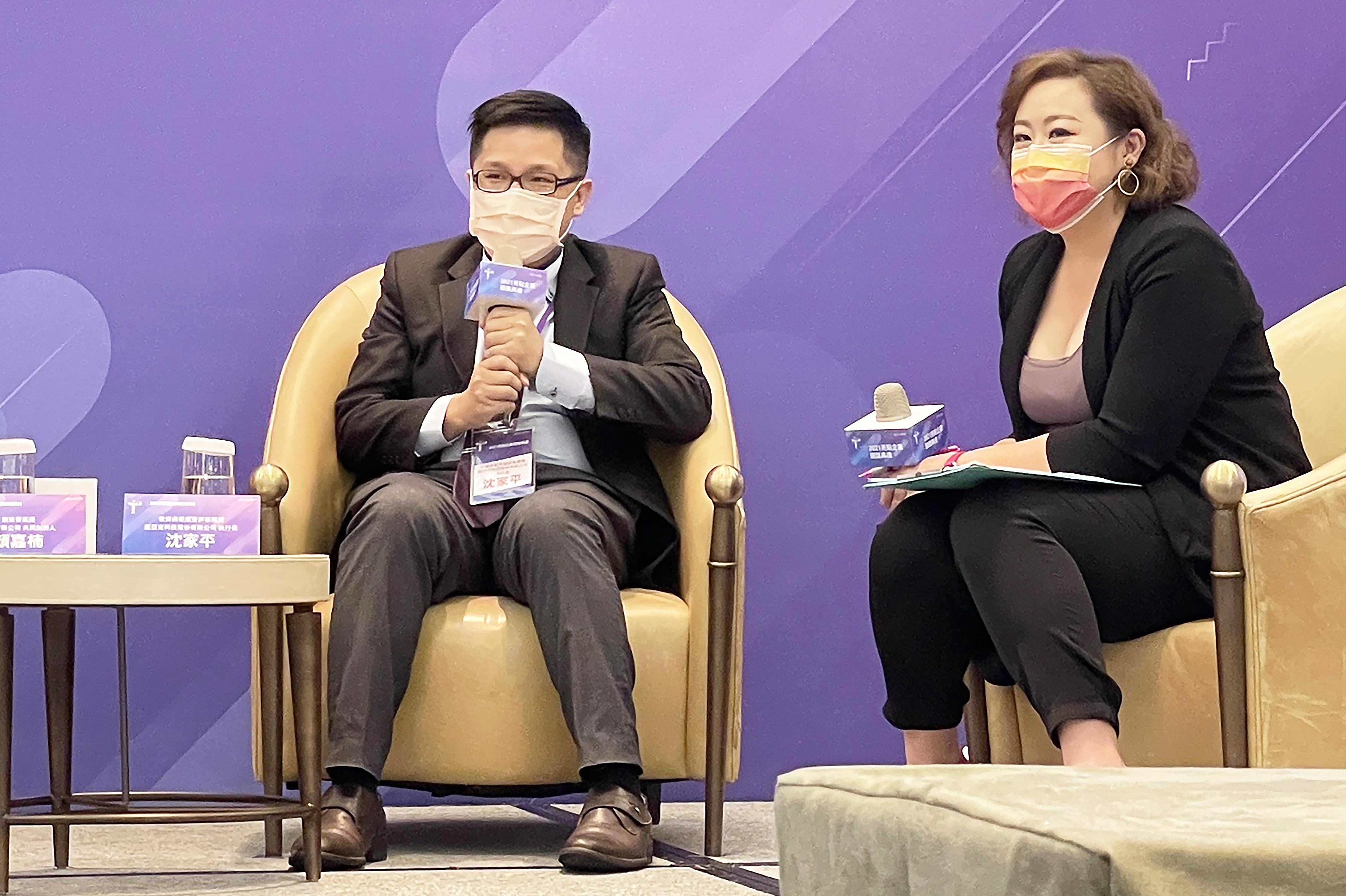 諾亞克科技執行長沈家平(圖左)進行「台北亮點 持續發光」對談交流